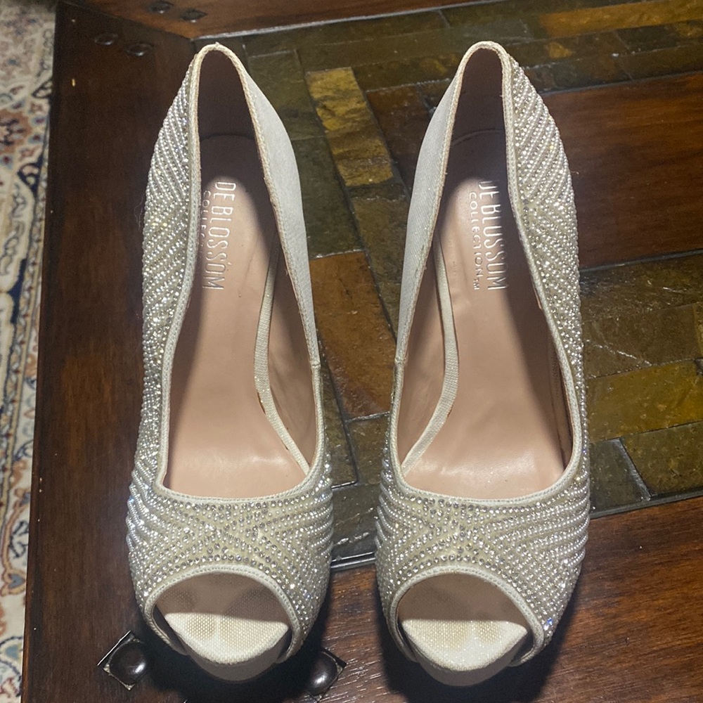 Size 9 DE BLOSSOM COLLECTION SILVER GOLD 6” high heels